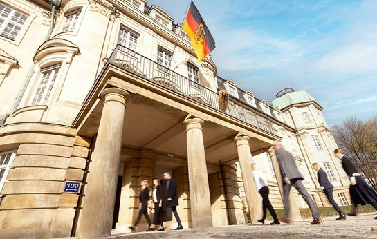 [Translate to Englisch:] Personen besuchen und verlassen den Bundesfinanzhof